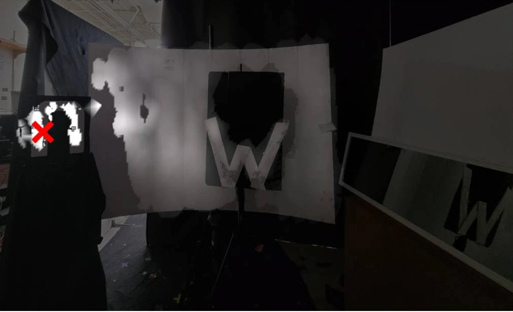 Hidden scene with virtual illumination focused on n; a red cross marks the target.